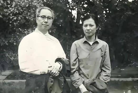 1954年，一个刚从朝鲜战场立了三等功的21岁姑娘，正满心欢喜地准备报考大学。但