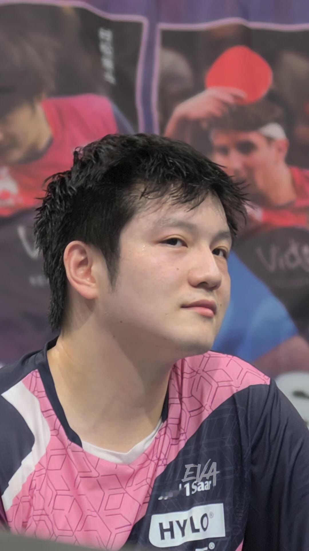 上班嘿嘿的笑，整个人都是粉色的，好鲜亮的樊振东，东东真鲜活！上班第一天看到这样