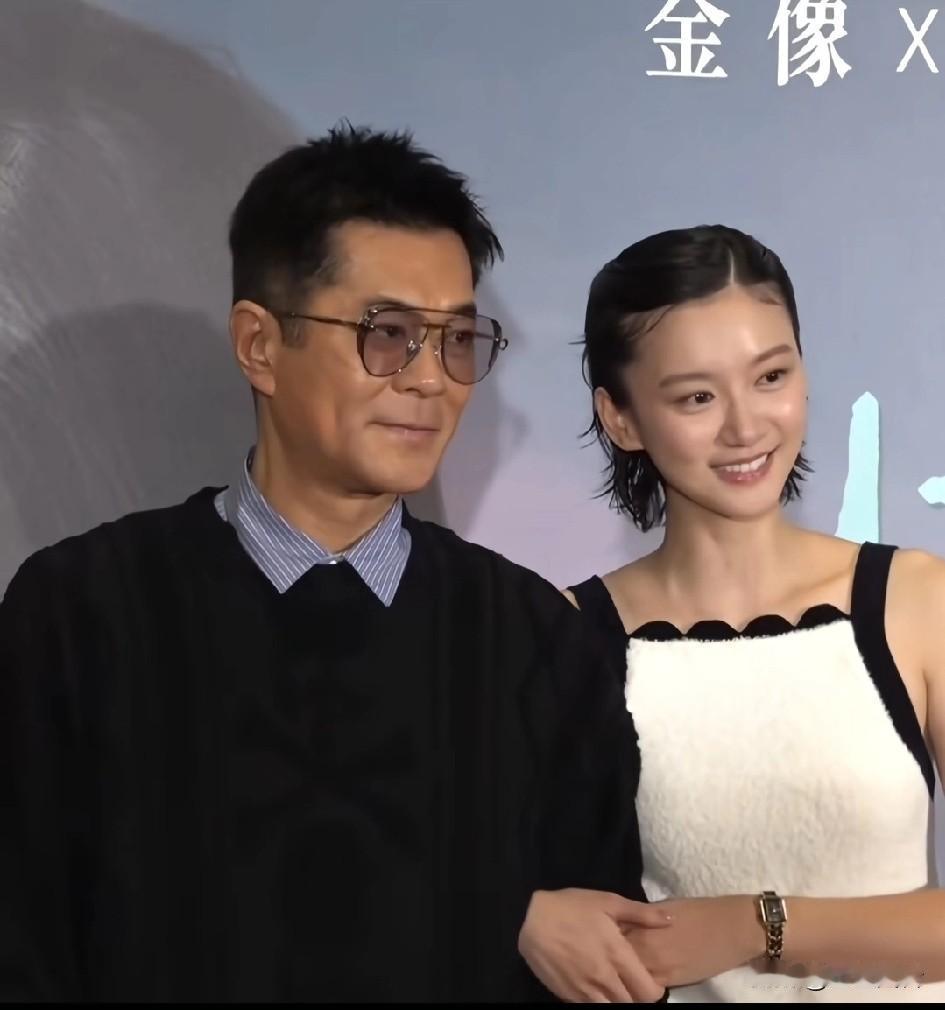 54岁古天乐携新人出席活动，这个女孩怎么这么像古天乐，五官真的一模一样，如果是女