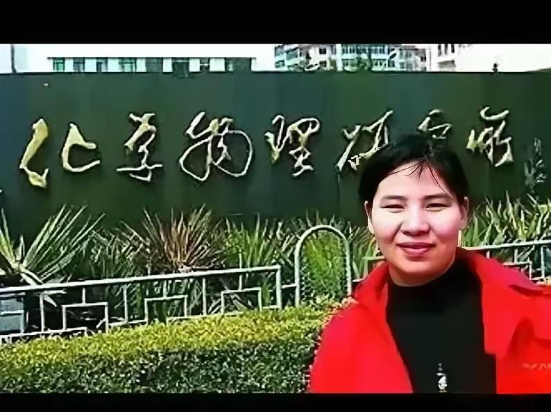1993年夏，湖南宁乡。退休老校长彭选勋去朋友家串门，撞见厨房里一个瘦弱女孩正蹲
