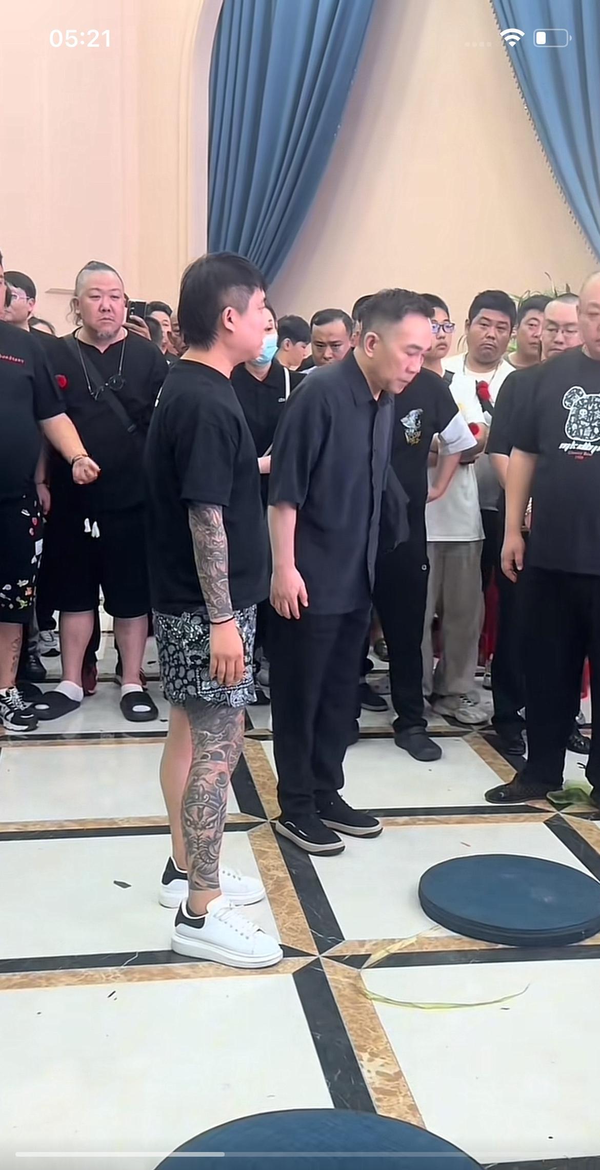 同样是拜，杨议走的上层仪式，一本正经，微微鞠个躬，表情木讷。看看普通民众，那可是