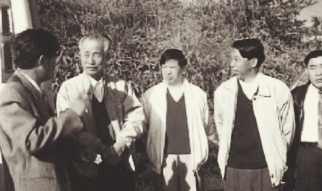 1988年，王光美同志来到广东，提出去shengweishuji林若家里看