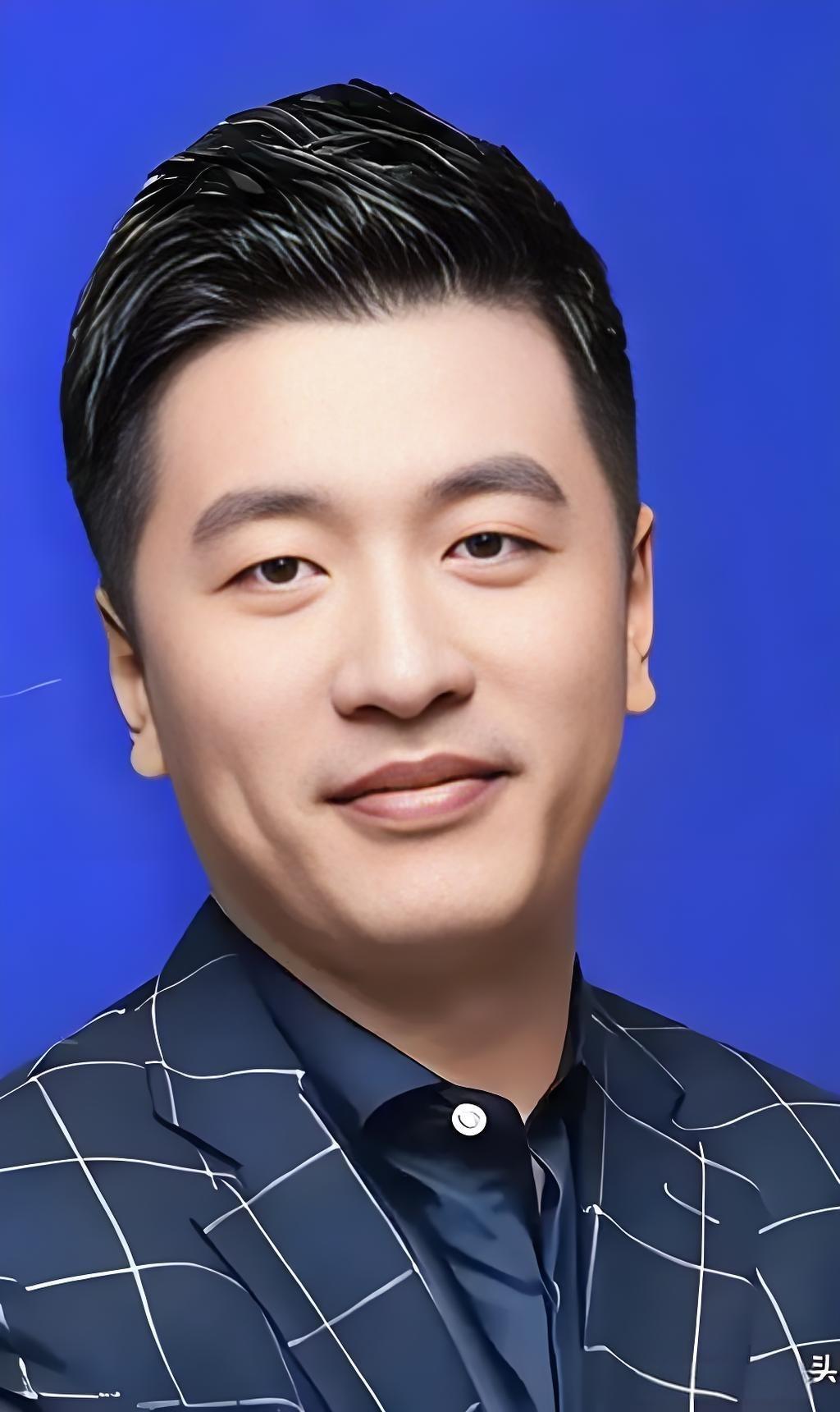 张雪峰的公司有一个非常奇特的规矩：员工换新车，第一天上班必须接张雪峰去上班；员工