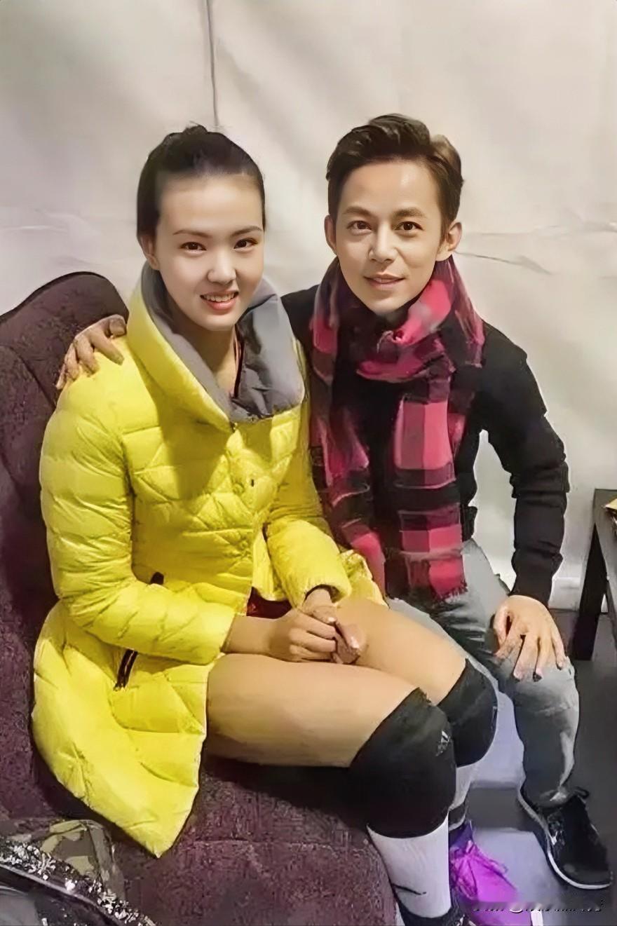 何炅搂着她的肩膀，气质上俩人还是很搭的，就是何炅腿太细了！相差21岁，一个温
