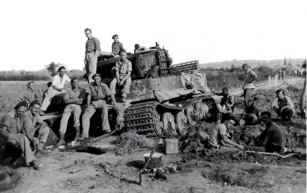 1944年，意大利，里米尼地区。新西兰士兵在一辆损毁的德军“虎”式坦克（编号33