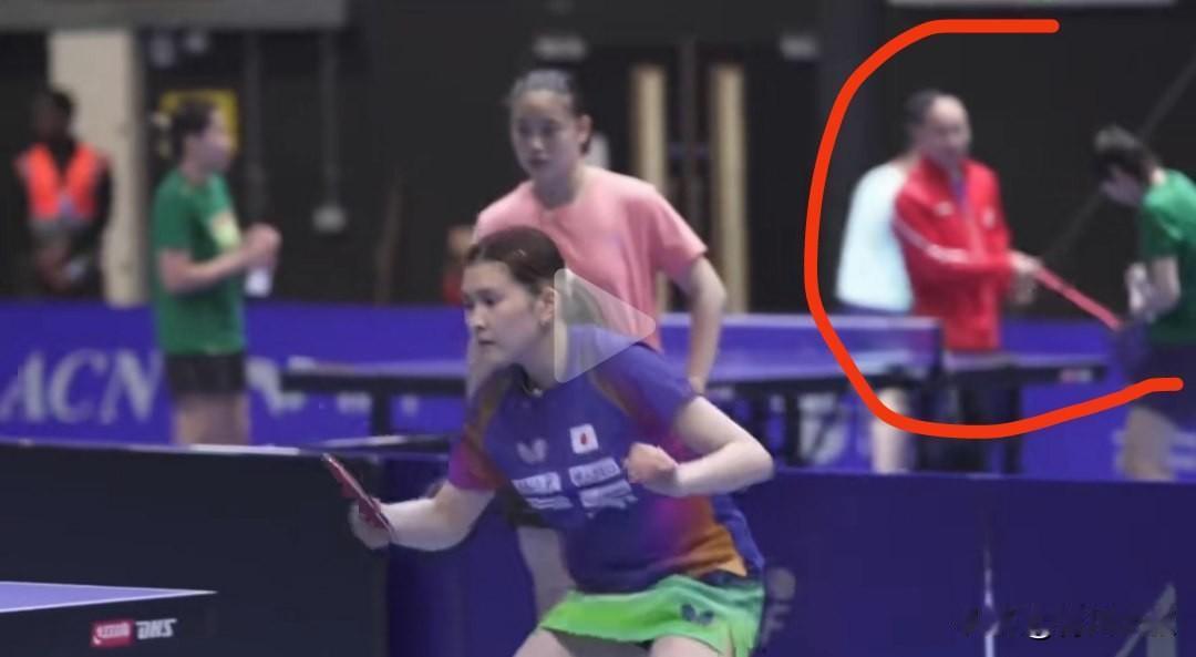 笑死我了！桥本帆乃香被包围了！桥本帆乃香在国乒旁边练球，徐奕死死盯着她对手