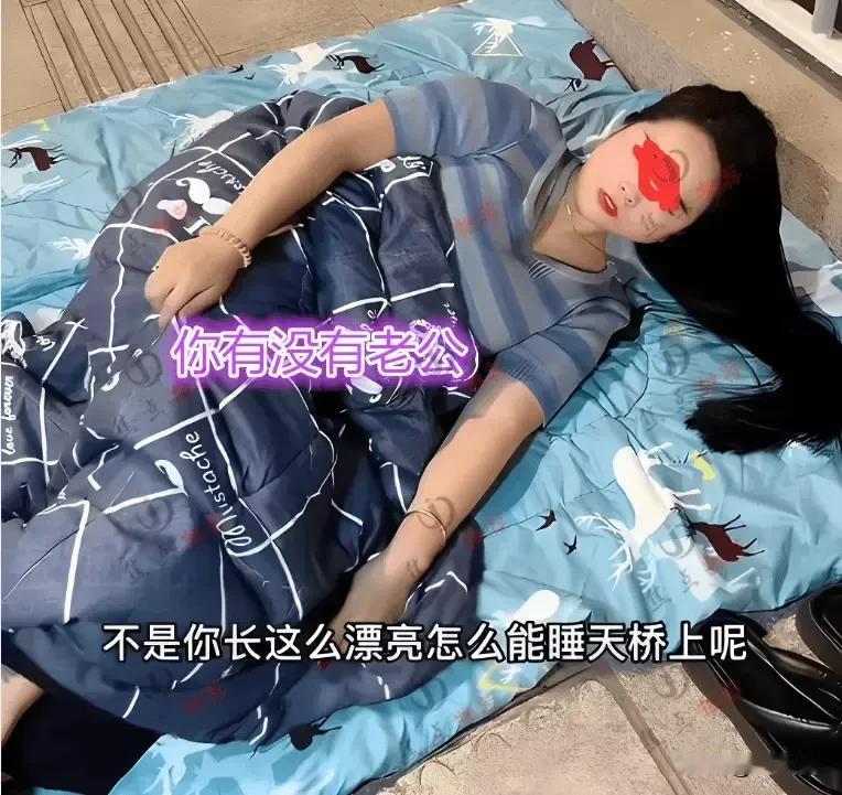 男子在广东街头发现一位露宿街头的美女，他经常刷视频说那些徒步西藏的经常能在路边捡