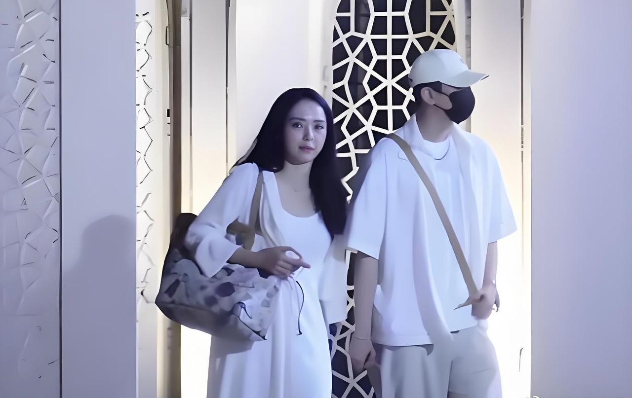 最近董璇和张维伊手牵手亮相街头，两位是一起去聚餐了，这次两位都穿了浅色的衣服，也
