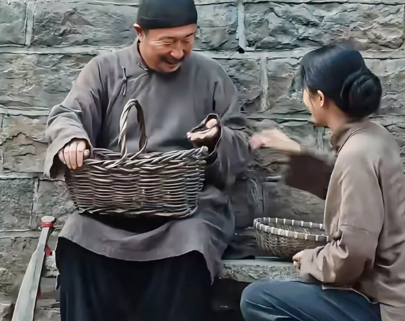 《生万物》绣绣流产之后，在这个家里的位置更低了，她把自己种药材赚的钱拿一半给公公