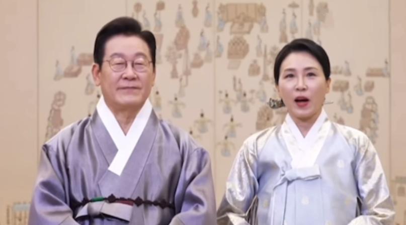 10月4日，韩国第一夫人金惠景和老公李在明现身，向韩国国民发表中秋祝福。画面中
