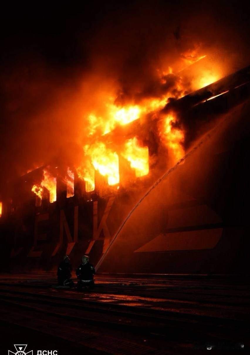 敖德萨的深夜黑暗的像鬼城一样，整个城市的电力系统全被炸光了。欧盟国家为了援助乌