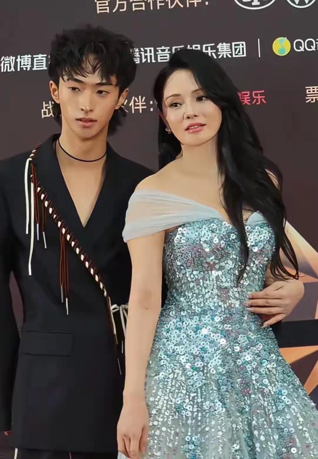 我有一个不同看法。这两天连续刷到伊能静和她儿子恩利一起走秀，跳舞的视频。基本