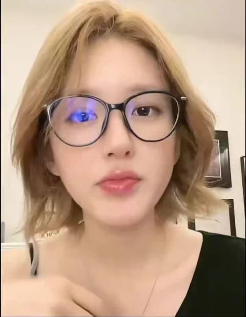 赵露思硬刚资本的底气来自哪里？过去不知道，现在总算明白了。她背后，没有更