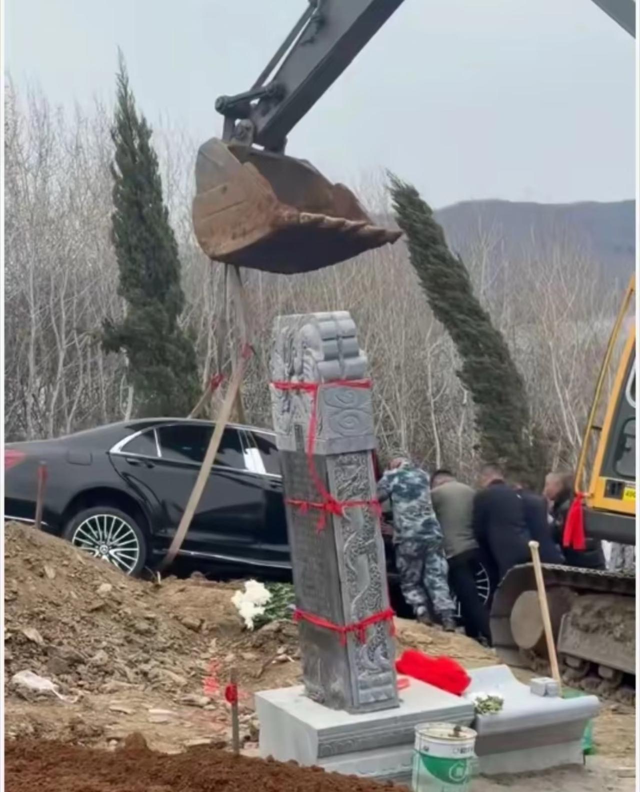 东北富豪陪葬百万奔驰车，网友炸了：有钱人的世界我不懂这两天，辽宁辽阳一条视