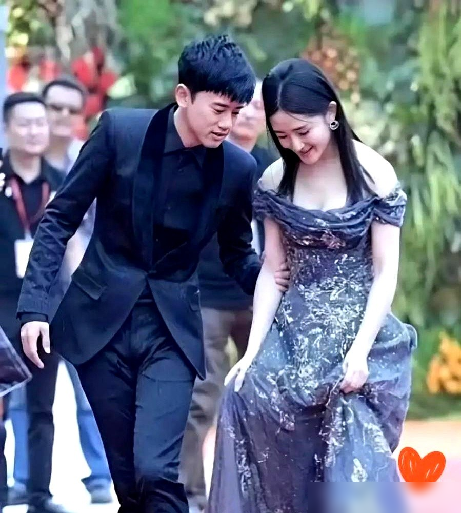 张杰演唱会现场，直接把谢娜请上台，结果台下一片黑脸，有人当场甩脸色。他拿起话筒就怼了回去：这是我的妻