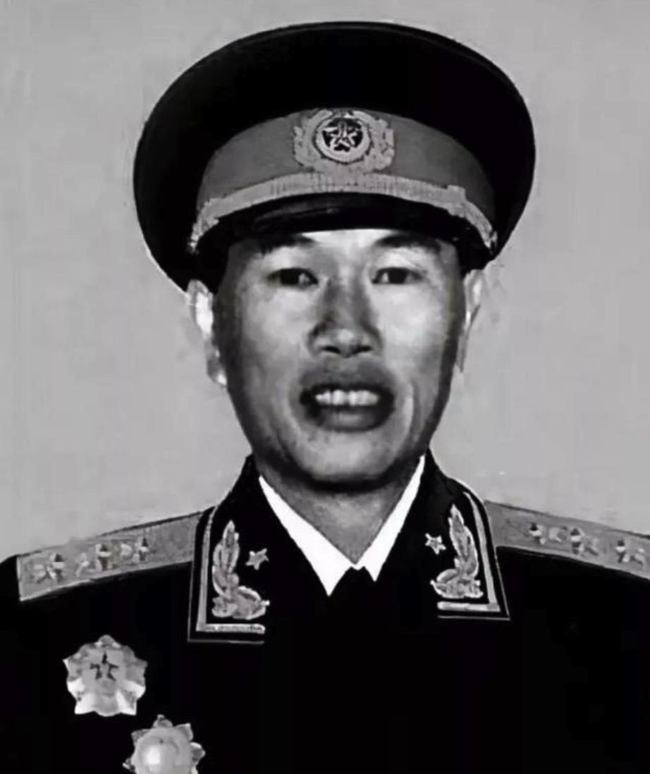 1949年，一个小战士盯着报纸，突然喊：“这是我父亲！”指导员听了，笑着说：“小