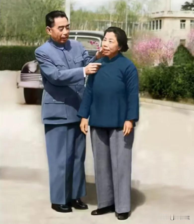周总理和邓颖超一张好温馨的照片，让人敬佩不已。一张老照片，周恩来和邓颖超在站