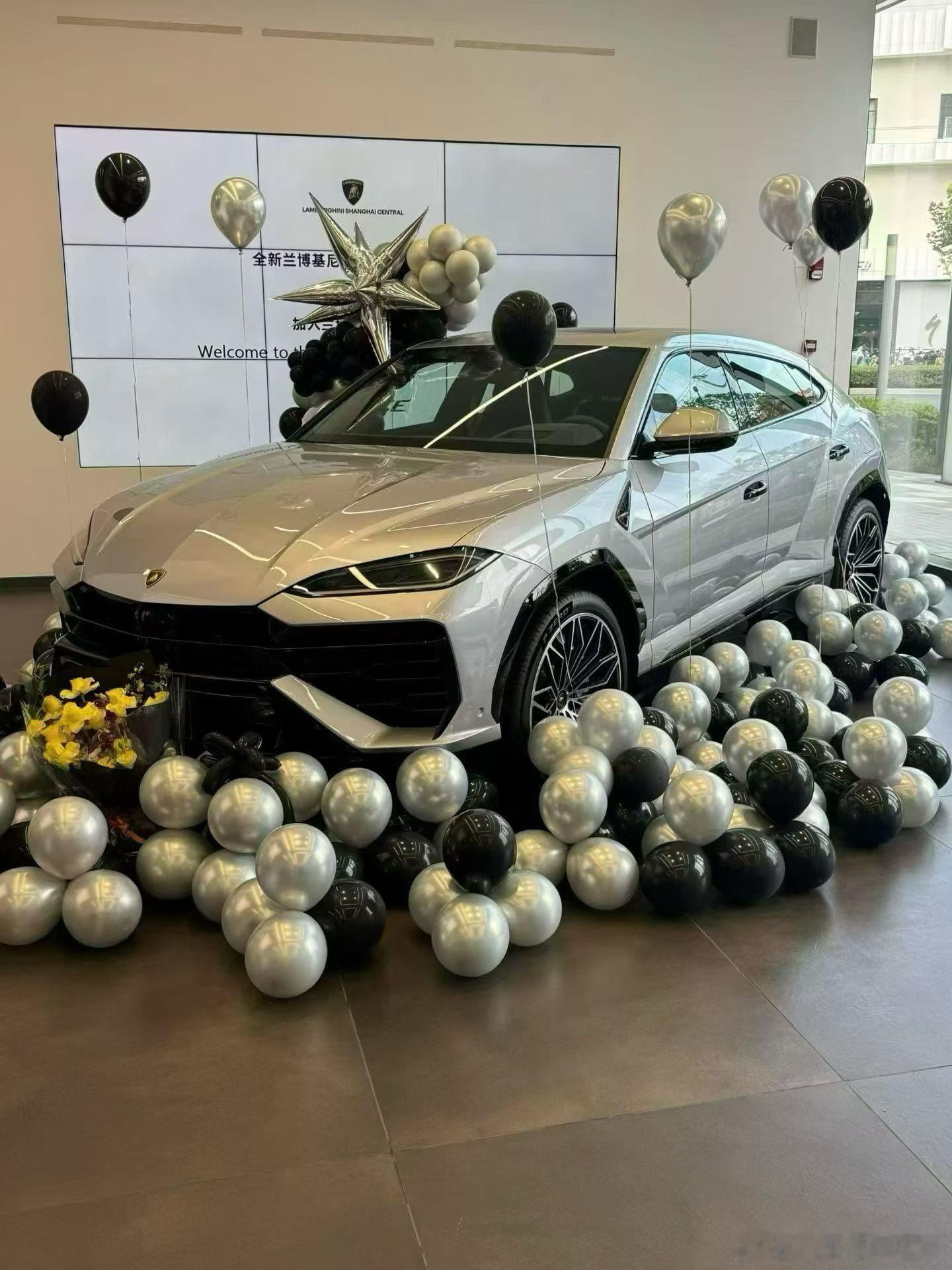 25年兰博基尼urusSE，仅1400公里，时空银外观/黑绿双拼内饰，23寸亮