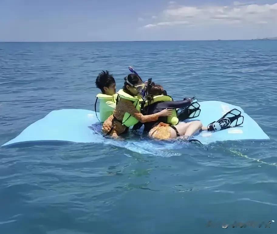 为母则刚啊！啊，邓超因为害怕在海里游泳，没有去陪着孩子，而是在岸边玩儿，孙俪为了