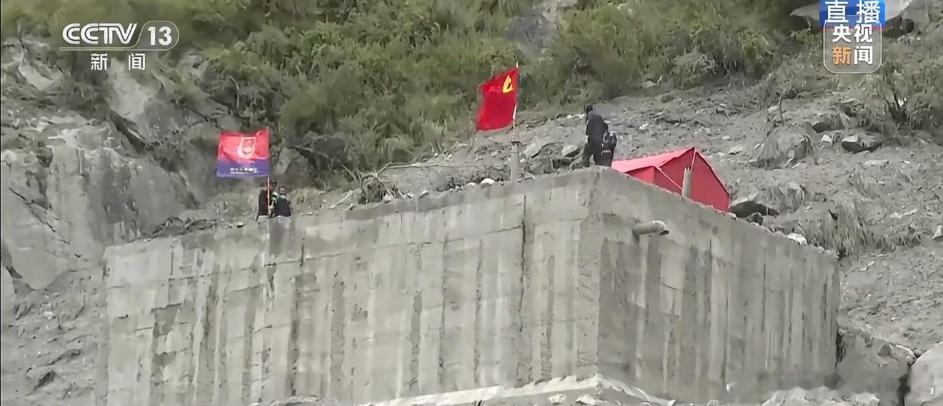 吉隆口岸唯一能看到的建筑实在很痛心，整个吉隆口岸的建筑只剩下这个后山坡上20多米
