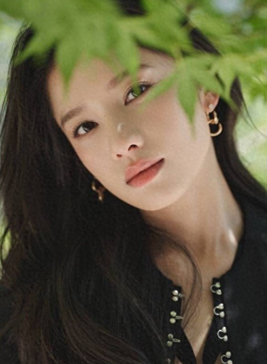 张婧仪春日美照释出黑色西装搭微卷造型超迷人