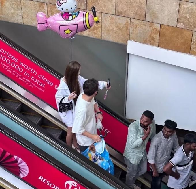 王思聪和女友懒懒在新加坡过年，懒懒美貌惊人，黑人小哥眼神亮了！说白了，王思聪