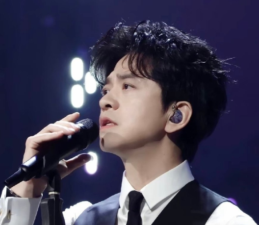 一向低调的歌手李健被曝光了一段视频，起因是最近单依纯在深圳演唱会翻唱《李白》惹出