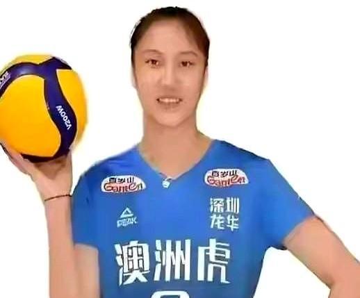 1米96的董铭霄，三年没打上球，毛巾都挥出包浆了。天津队主攻堆成堆，她站在边上