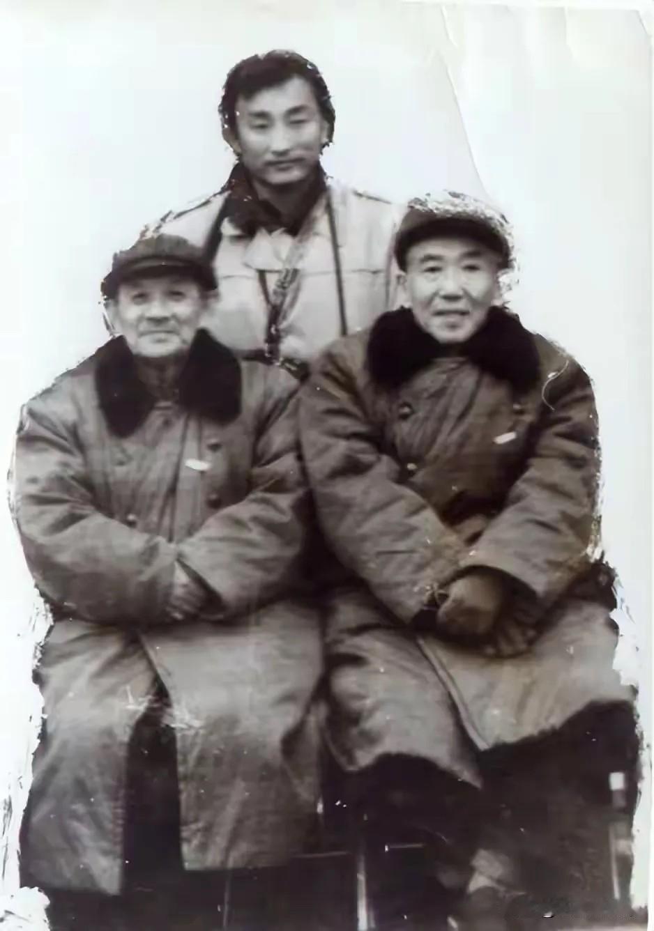 1984年12月30日，全国人大副委员长王任重同志（前右一）、中顾委委员原湖北省
