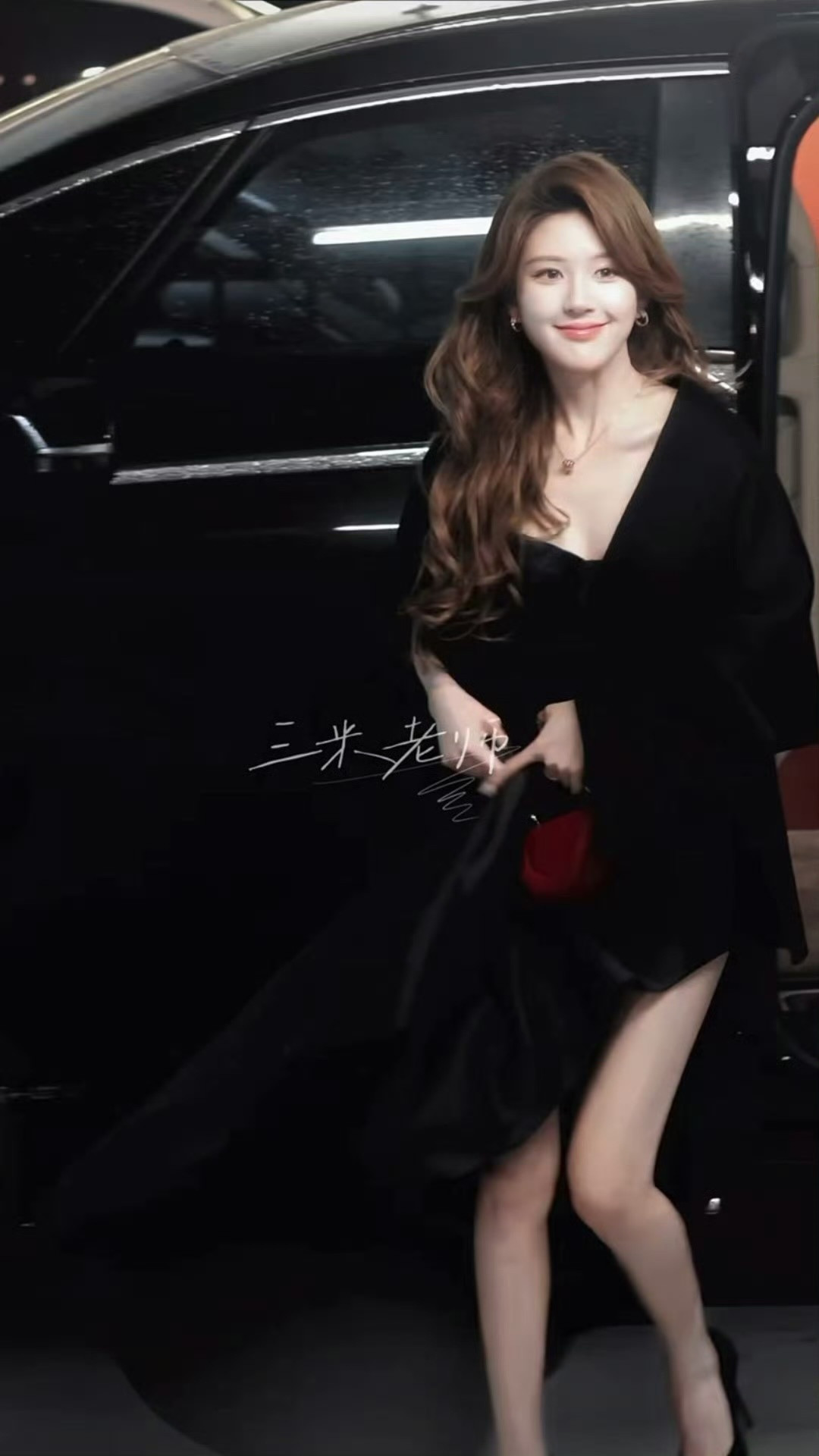 大红唇大波浪….🤤今晚赵露思是妈咪级别的🥵