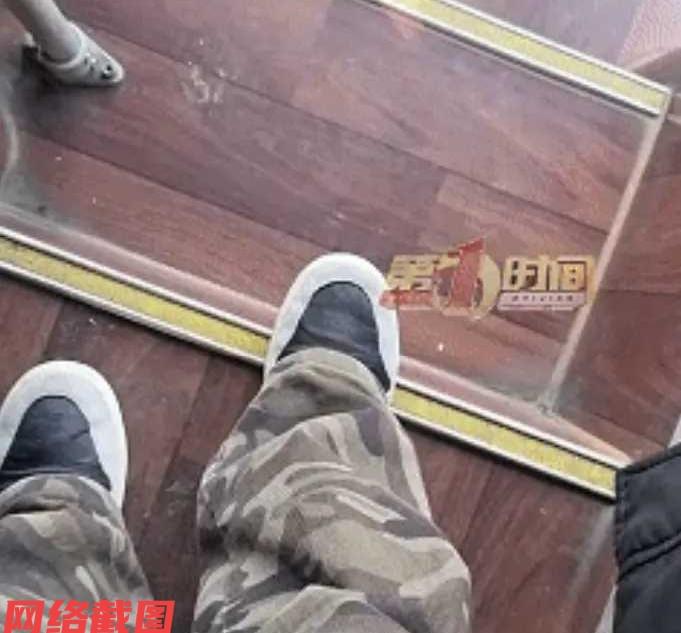 河南有男子坐大巴车回家时，路上睡觉便错过了一次大巴车停服务区上厕所的机会。只