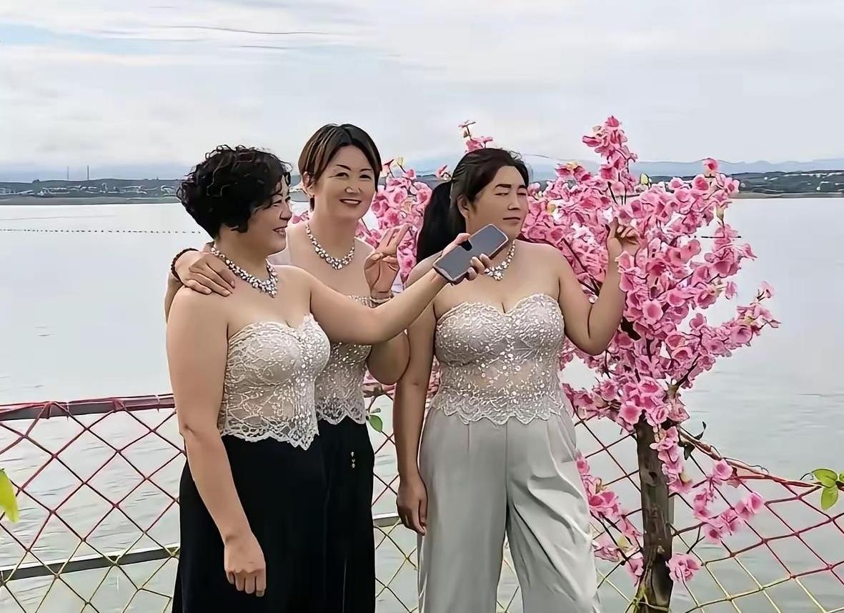 三位姐姐穿着统一蕾丝内衣在湖边拍照，笑容满面，您觉得这是自信还是尴尬？爱美之心人