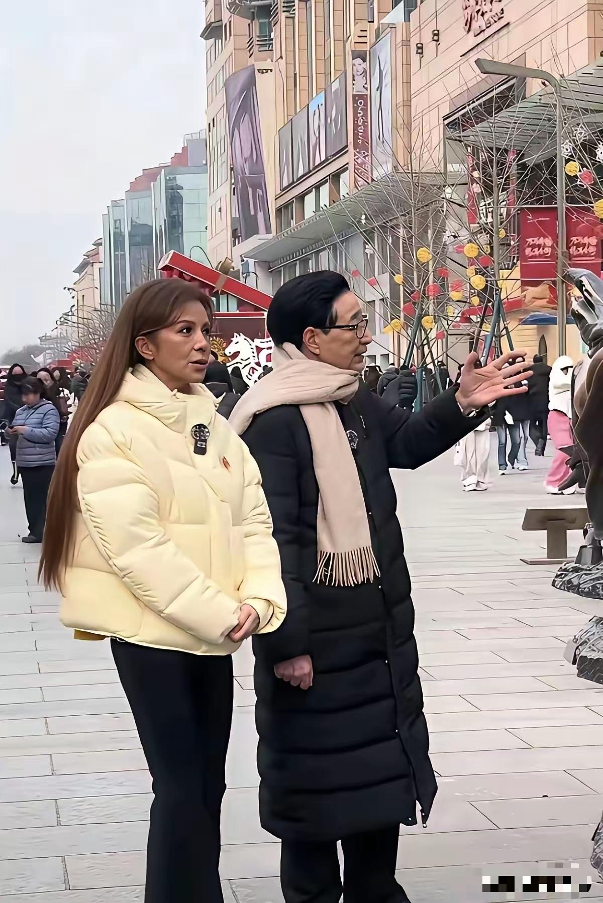 朱迅为了主持工作真的付出太多了！我证明是在合肥，江淮大戏院门口。合肥步行街的