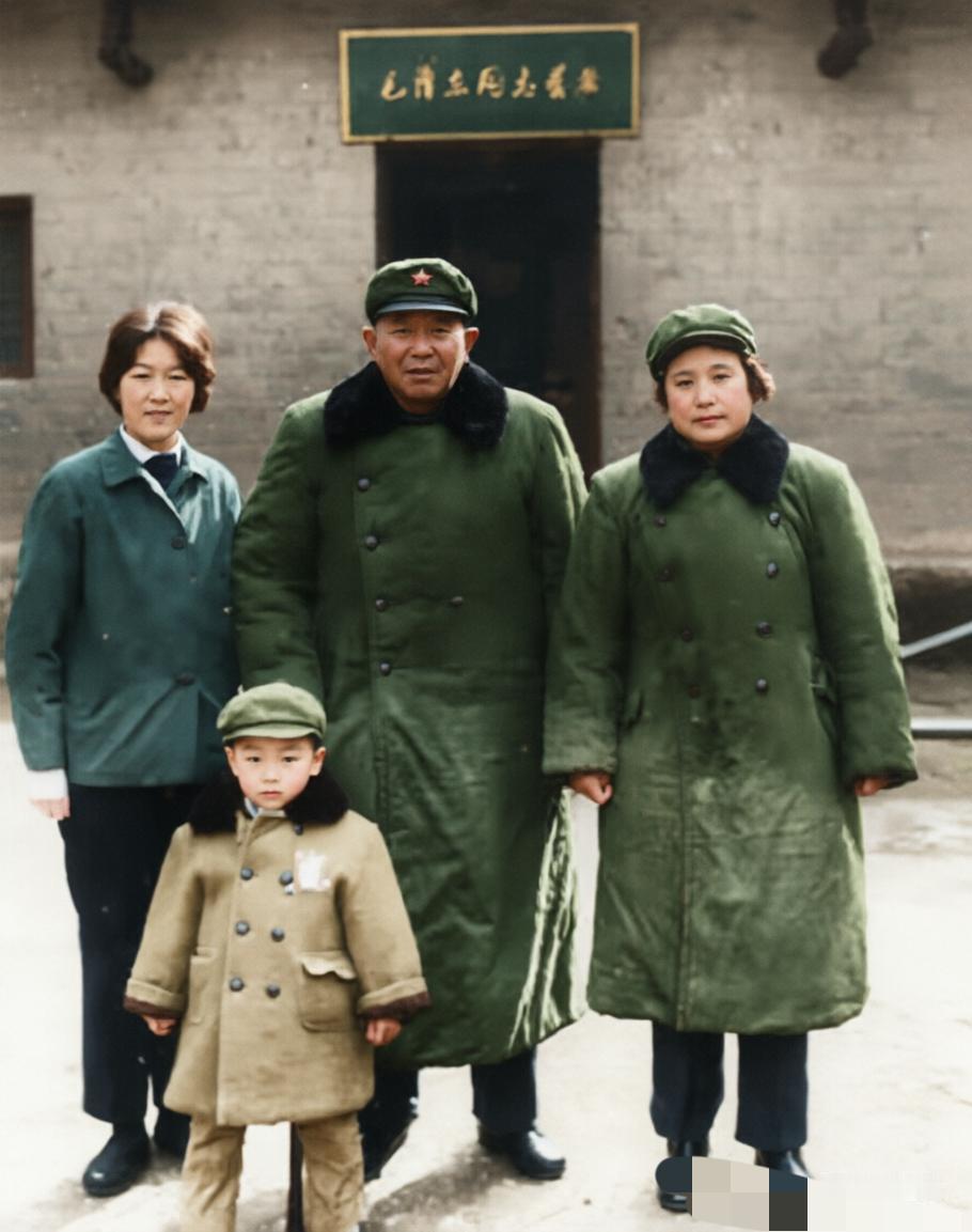 这是一家人在毛主席故居前拍摄的照片。男主人是开国大将，女主人是开国上校。哪位军迷