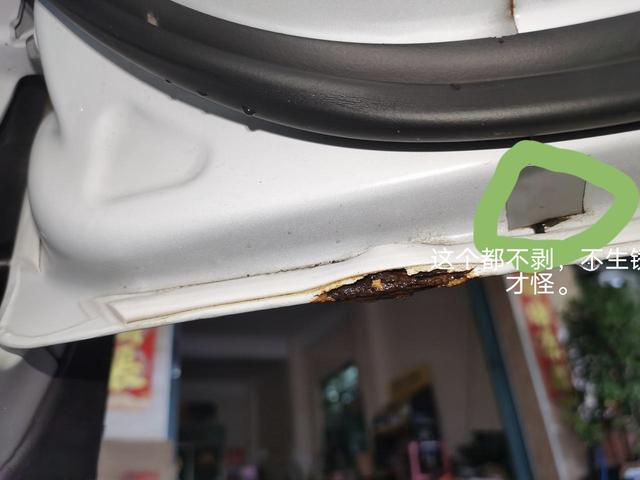 帝豪车友们注意了四个车门底部有排水孔新车都要看一下有没有剥掉，不然两年后车门生