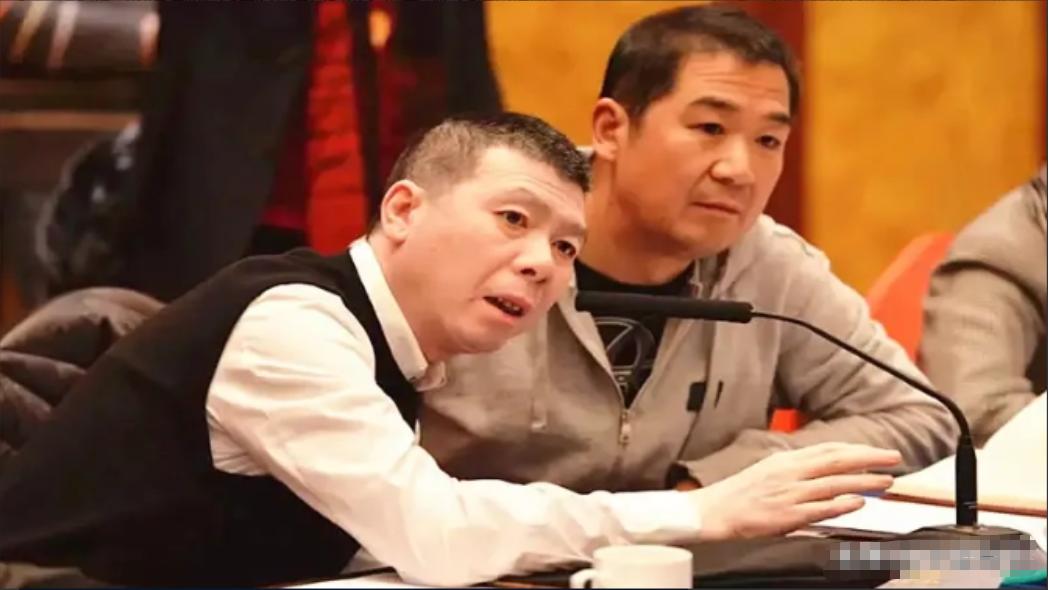 2005年，冯小刚和张国立联合提议，恢复繁体字代替简体字，易中天听说后，