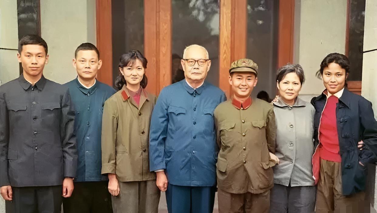 叶帅与子女在北京家中的一张珍贵合影，真是一个大家庭。照片从左往右依次是：叶选廉