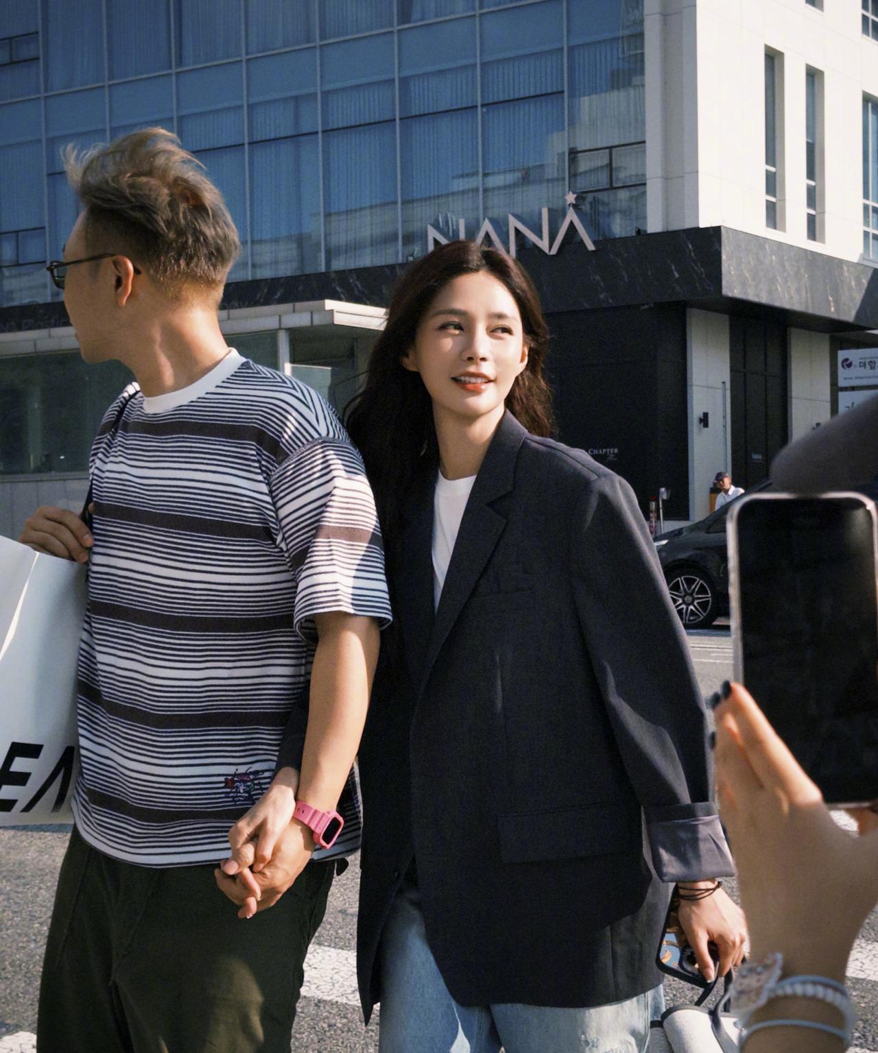 沈梦辰和老公结婚三年很低调，如今拉手现身超甜蜜，老公越来越瘦，老婆也是越来越美。