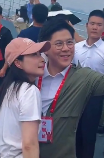 终于发现一个霍启刚一家比不上其他富豪的地方，那就是他们出门没有保镖！这