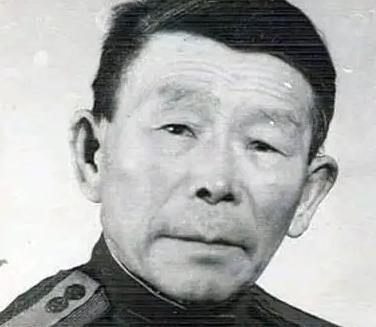 1941年，一个身材矮小的木匠加入了苏联红军，任火头兵，但是谁也没有想到，就是这