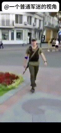乌克兰首都基辅街头，西方媒体记者拍摄到了很多携带武器的乌克兰青少年，当地民众有的