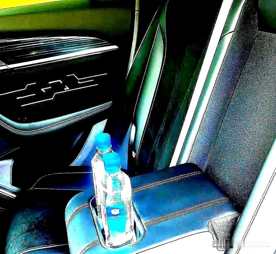 一位做殡葬的朋友说，车里尽量别放瓶装水了不是怕夏天起火，不是怕犯讲究，而是有