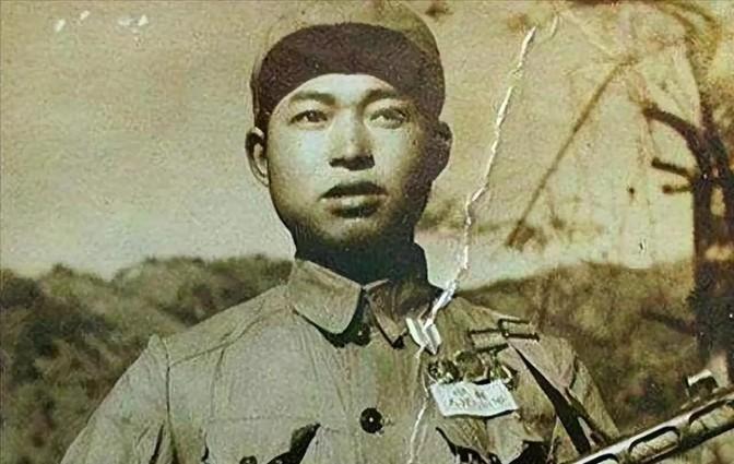 1963年，40军118师副师长翟文清到内蒙赤峰市一乡村视察，在马厩中看见一独臂