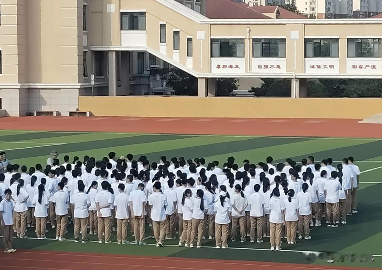 青岛这个天军训，真的锻炼意志品质！两个周的军训，到底有必要吗？这两天，青岛的