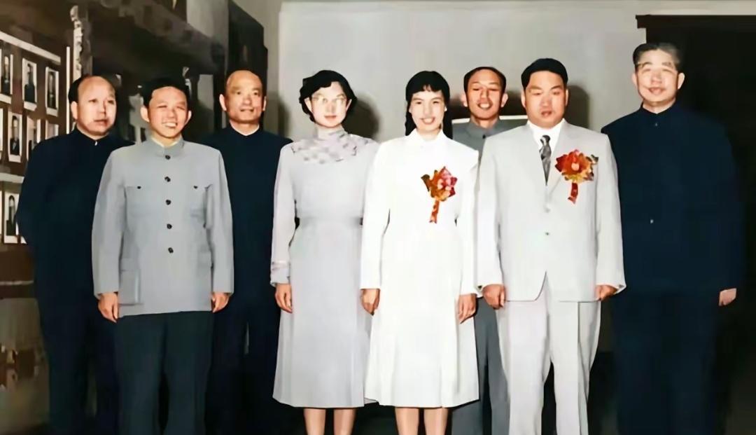 邵华嫁到毛家以后，毛岸青的身体明显好转，为毛家延续了血脉。 一张拍于1960