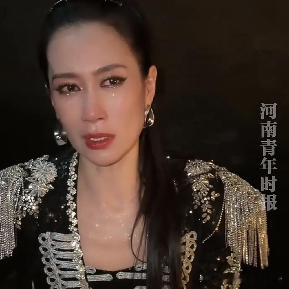 演员温峥嵘在参加6月6号的综艺节目巜乘风破浪的姐姐》，跳舞时不慎摔倒，为此她感到