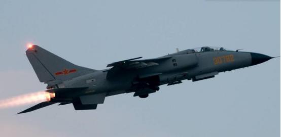 1960年，中国从越南，老挝前后捡回来4万多美国F4战机残骸，拼出了完整的战斗机