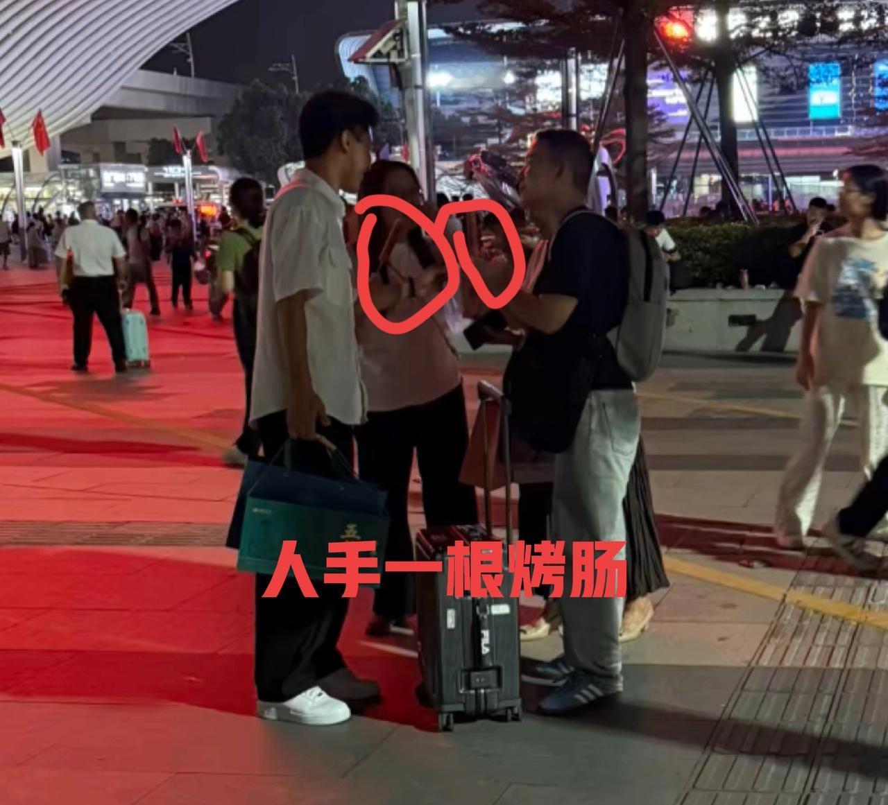 要说接地气谢浩男昨天火车站吃烤肠一定排第一了这次老谢没去许妈海军大妹去接的