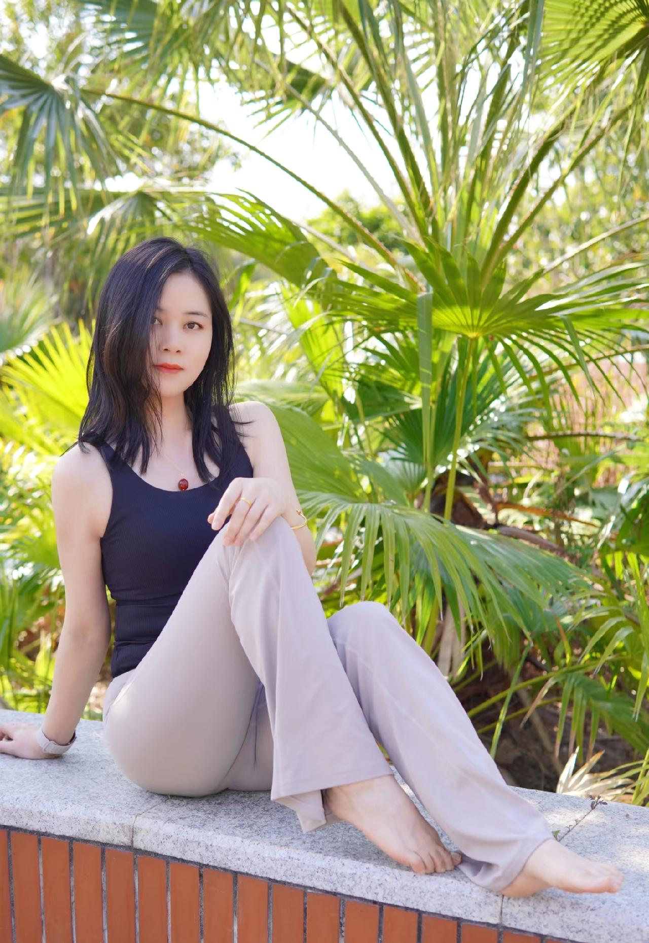 选一处有风有光的角落，铺开垫子，让阳光轻轻落在身上。一呼一吸间，卸下所有疲惫，感