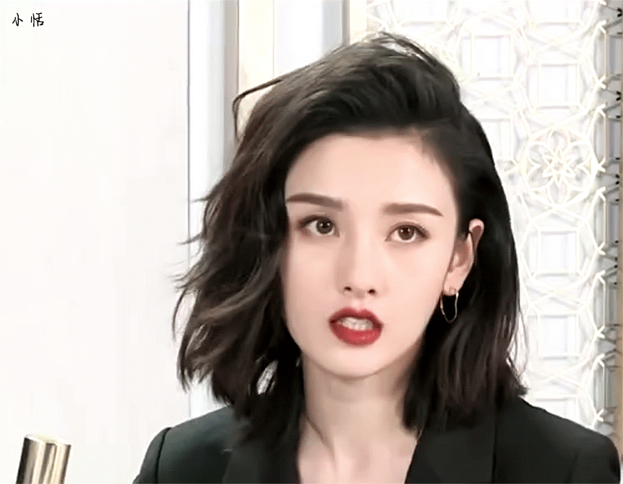 宋祖儿剪短发宋祖儿确实是内娱少数适合短发的，俏俏头她烫起来更是绝美宋祖儿
